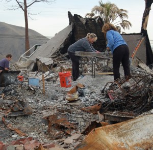 أمريكيون يفرزون الحطام بعد أن دمرت حرائق الغابات منازلهم في ولاية كاليفورنيا عام 2008